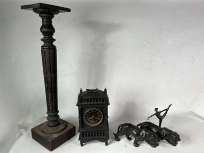 une petite statue représentant un homme à cheval, à côté d'une horloge