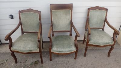 trois chaises avec un revêtement vert, un revêtement vert, un revêtement vert, un revêtement vert, un revêtement vert, un revêtement vert, un revêtement vert, un revêtement vert