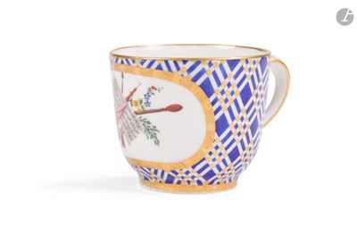 une image représentant une tasse ornée d'un oiseau, sur fond blanc