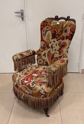 Fauteuil à garniture aux points.