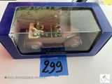une boîte contenant une petite voiture, posée sur une table
