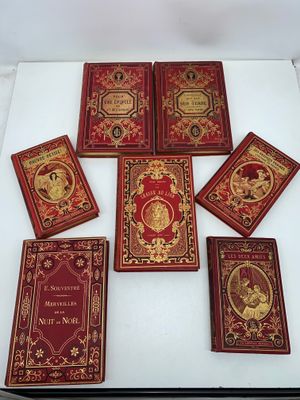 un groupe de livres posés sur une table les uns à côté des autres
