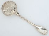 une cuillère ancienne en argent ornée d'un motif floral et une cuillère en forme de fleur