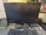 un bureau d'ordinateur équipé d'un clavier et d'un écran