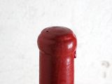 une bouteille de vin munie d'un bouchon rouge