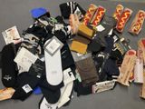 une pile de chaussettes et d'autres objets posés sur une table