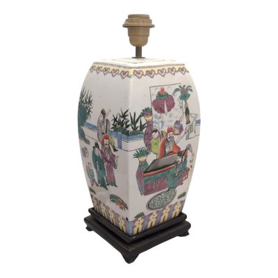 CHINE Vase couvert en porcelaine à décor polychrome de perso…