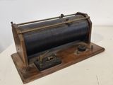 une machine à coudre à l'ancienne posée sur une table blanche
