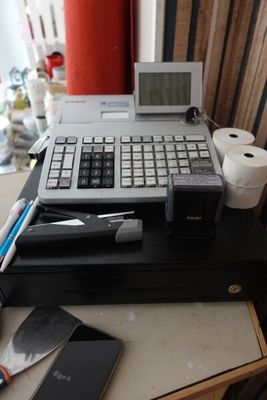 une image représentant un bureau avec un ordinateur portable et une calculatrice