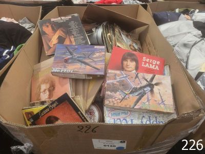 une boîte en carton remplie de CD et des CD éparpillés par terre