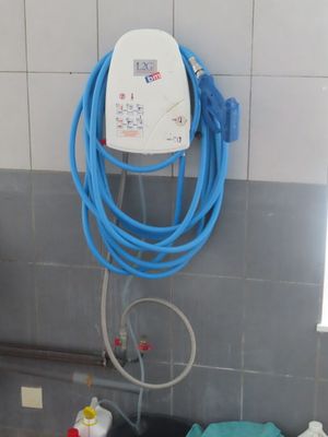 un tuyau raccordé au mur à côté d'un évier
