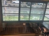 une fenêtre donnant sur un parking à l'extérieur