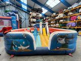 un toboggan aquatique gonflable au milieu d'une pièce