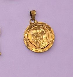 deux pendentifs en or sur lesquels figurent les portraits d'un homme et d'une femme