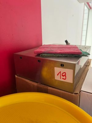 une boîte sur laquelle est posé un bout de papier, à côté d'une assiette jaune