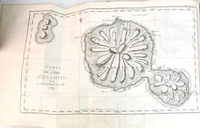 une vieille carte de l'île d'Oahua au milieu du livre