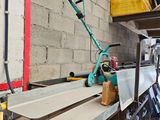 une machine posée sur une table dans une pièce