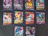un tas de cartes pokemon posées sur une table