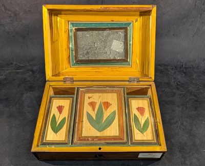 une petite boîte en bois avec une image de fleurs à l'intérieur