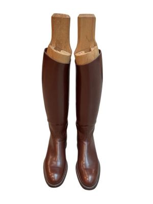 les bottes sont marron et marron, avec des finitions marron