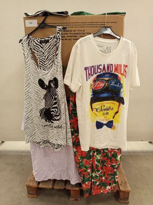 Deux t-shirts et une jupe sont exposés devant une boîte en carton