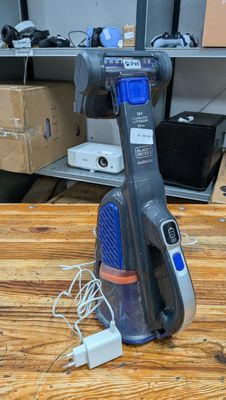 un aspirateur posé sur une table en bois