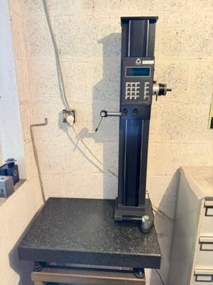 une machine posée sur une table dans une pièce