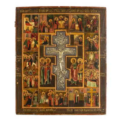 une vieille icône en bois représentant une croix sur laquelle figurent de nombreuses icônes