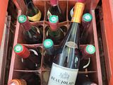 plusieurs bouteilles de vin rangées dans une caisse rouge