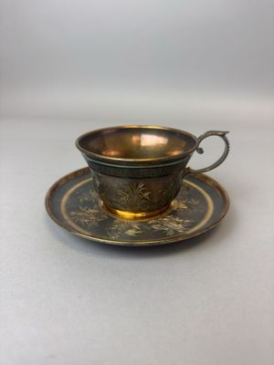 une image représentant une tasse et une soucoupe posées sur une table