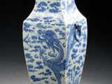 vase bleu et blanc orné d'un dragon, posé sur un socle