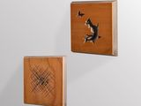 deux œuvres d'art accrochées au mur d'une pièce