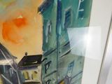 une peinture sur le mur d'un bâtiment avec une horloge dessus