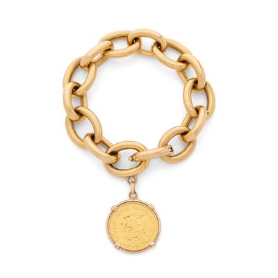 un bracelet en or orné d'une breloque en forme de pièce de monnaie