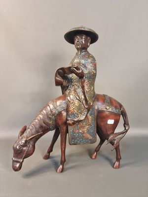 figurine en bronze représentant un homme à cheval, coiffé d'un chapeau