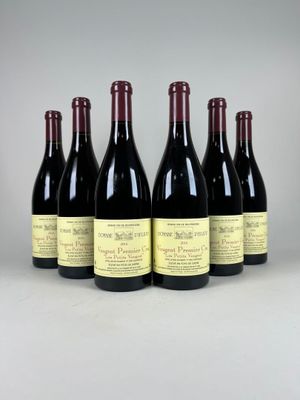 six bouteilles de vin rouge sont alignées
