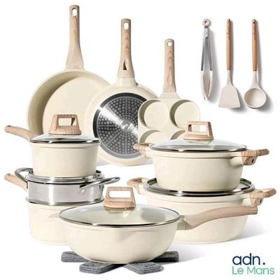 beaucoup de casseroles et de poêles sur la table