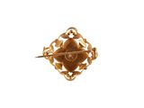 une image représentant une broche en or ornée d'un motif en forme de losange