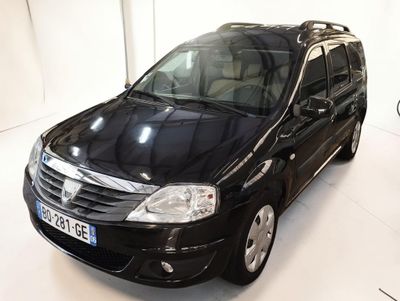 la photo d'une petite voiture noire garée dans un garage