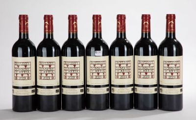six bouteilles de vin rouge sont alignées