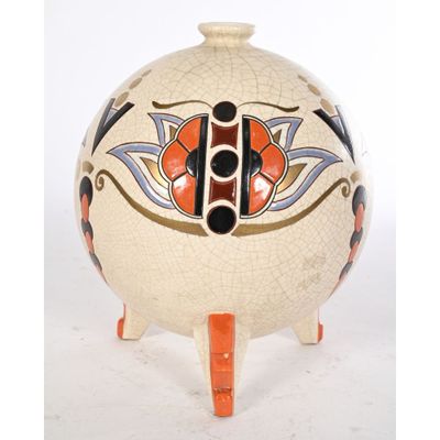 un vase blanc orné d'un motif, posé sur un socle