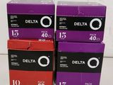 trois boîtes de préservatifs Delta empilées les unes sur les autres