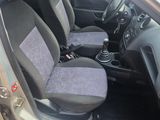 l'intérieur d'une voiture équipée de deux sièges et d'un volant