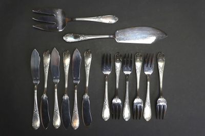 beaucoup de fourchettes et de cuillères sur la table