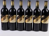 six bouteilles de vin sont alignées dans une rangée