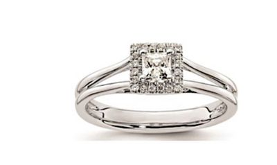 une bague de fiançailles en or blanc sertie d'un diamant taille coussin