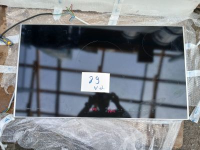 une photo d'un morceau de verre sur lequel est collé un autocollant