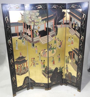 un paravent oriental orné d'une peinture représentant des personnes dans une cour