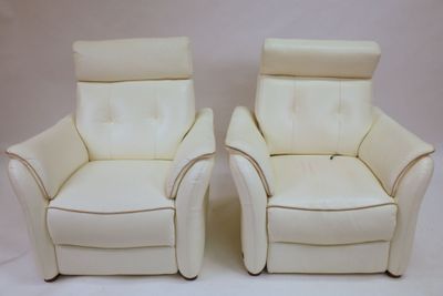 Deux fauteuils "Mobilier de France', dont un électriques, ga…