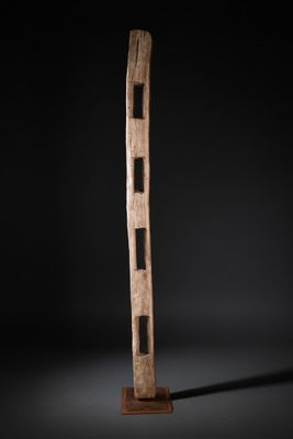 Echelle de case « lopo » (Timor Oriental) en bois érodé : 21… - Photo 1